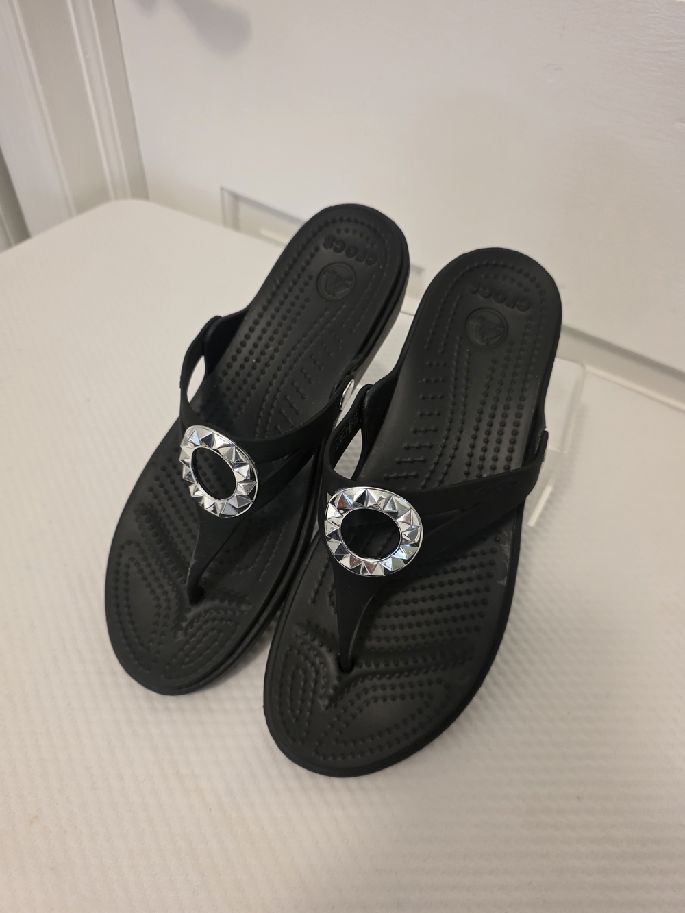 CROCS Black Women's Silvertone Jeweled Circle Thong Sandals Size 9 Stylish Black